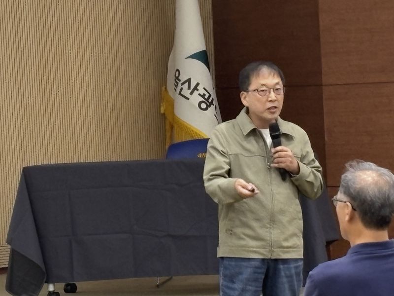 권두현 안동대학교 교수가 8일 열린 울산 대표축제 방향성 모색 심포지엄에서 처용문화제의 과제와 혁신 내용을 설명하고 있다. 사진=최수상 기자