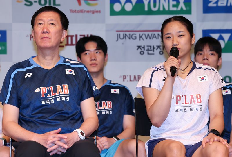 배드민턴 국가대표팀 안세영이 8일 진천 국가대표 선수촌에서 열린 2026 아이치·나고야 아시안게임 대한배드민턴협회 미디어데이에서 취재진 질의에 답변하고 있다. 왼쪽은 박주봉 감독. 뉴스1