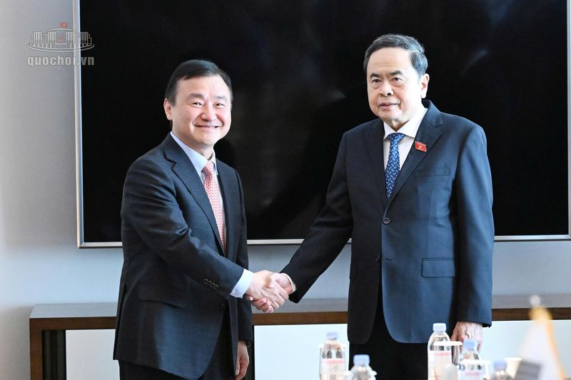 노태문 삼성전자 DX부문장(사장) 겸 대표이사(왼쪽)가 8일 서울에서 한국을 방문 중인 쩐 타인 먼 베트남 국회의장을 만나 기념사진을 촬영하고 있다. 베트남 국회 홈페이지 갈무리