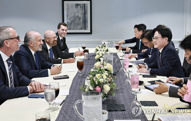 미 상무부 장관과 면담하는 김정관 산업통상부 장관 (출처=연합뉴스)
