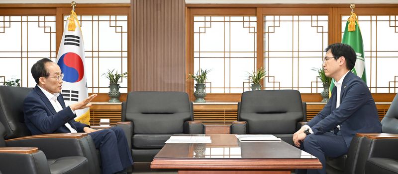 추경호 대구시장(왼쪽)이 8일 오후 대구시청 산격청사 접견실에서 김민재 행정안전부 차관을 만나 대구경북 행정통합 추진, 지방재정 확충 등 지역 현안에 대한 정부 차원의 적극적인 역할과 지원을 건의했다. 대구시 제공