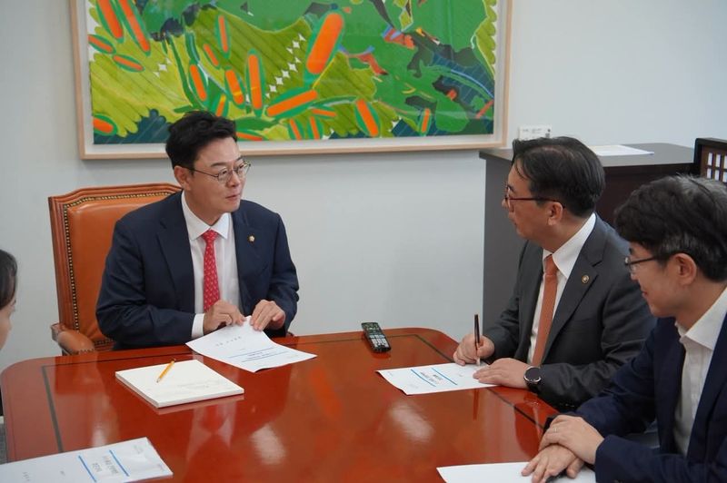 박정성 통상교섭본부장으로부터 대미투자 관련 보고를 받는 김성원 국회 산자위원장 (출처=연합뉴스)