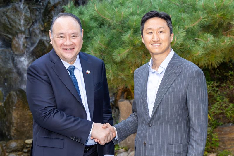 지난 7일 정기선 HD현대 회장(오른쪽)과 길베르토 테오도로 주니어 필리핀 국방장관이 만나 기념사진을 촬영하고 있다. HD현대 제공