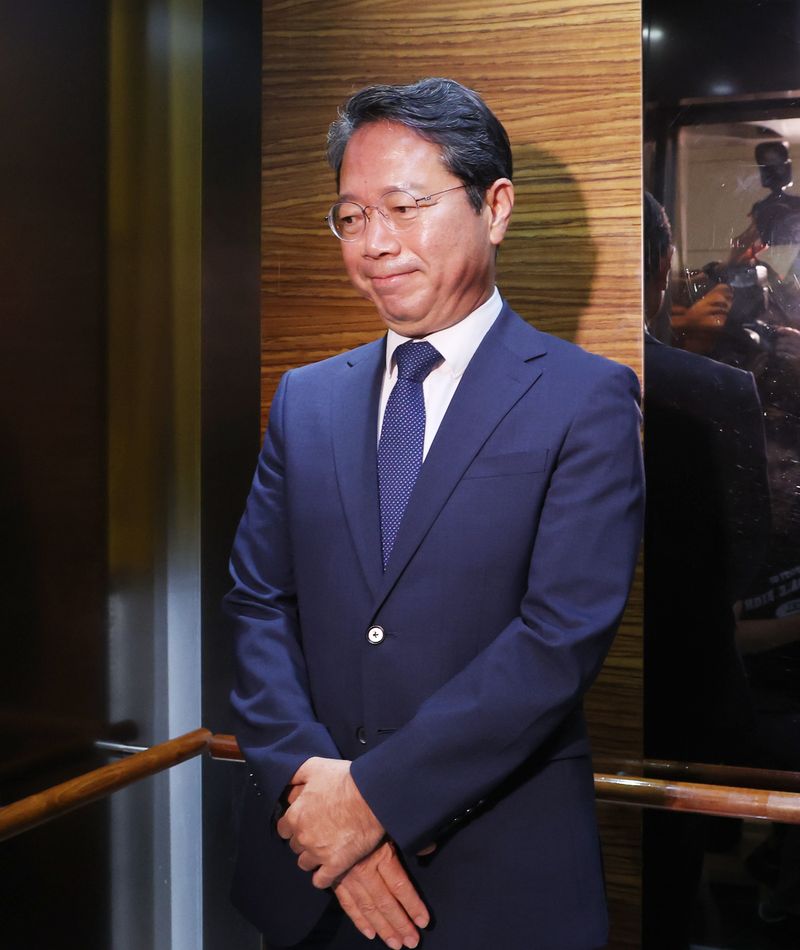 김승원 법무부 장관 후보자가 8일 서울 종로구에 마련된 인사청문회 준비사무실로 출근하며 승강기에 탑승하고 있다. 뉴시스
