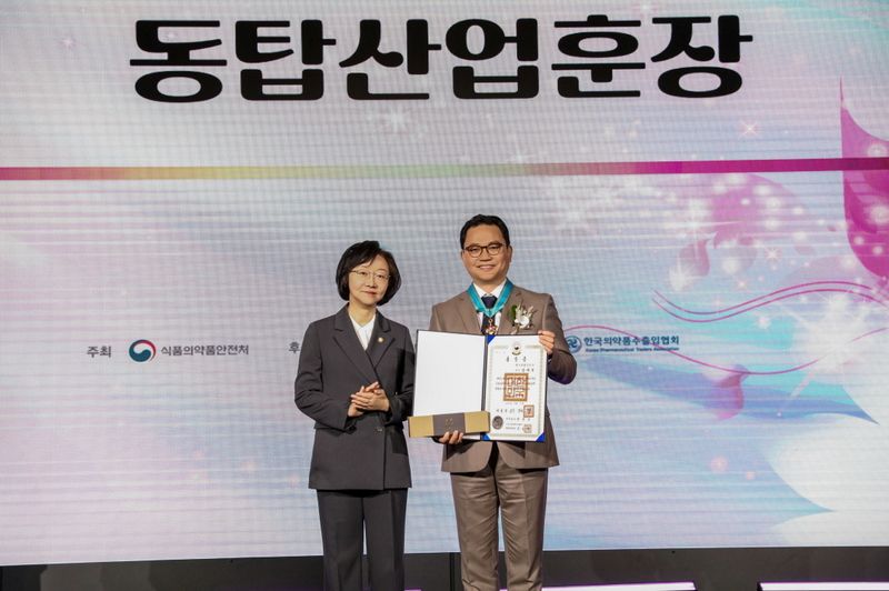 지난 7일 서울 중구 더플라자 호텔에서 진행된 화장품의 날 기념식에서 강내규 LG생활건강 CTO(오른쪽)가 오유경 식품의약품안전처장와 기념촬영을 하고 있다. LG생활건강 제공