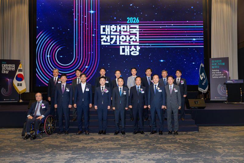 이호현 기후에너지환경부 2차관(앞줄 왼쪽 네번째부터)과 남화영 한국전기안전공사사장이 8일 전북 전주 더메이호텔에서 열린 '제29회 대한민국 전기안전대상'에서 관계자들과 기념촬영을 하고 있다. 전기안전공사 제공