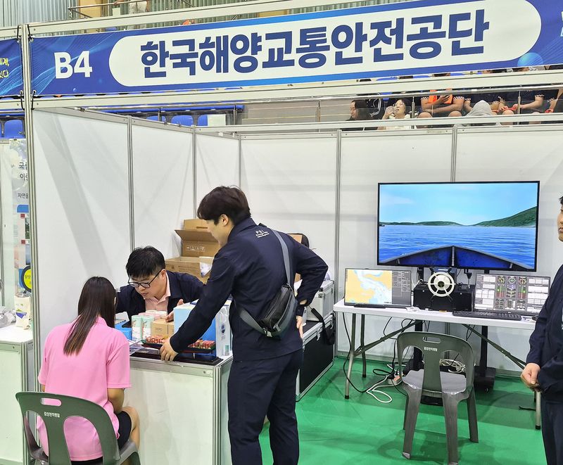지난 7월 전남 완도에서 열린 '2026 해양수산 미래교육 페스타'에서 한국해양교통안전공단이 선박·해양 분야 진로체험 프로그램을 운영하고 있다. 뉴시스