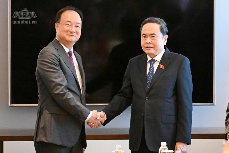 문혁수 LG이노텍 최고경영자(CEO·사장)가 8일 서울에서 방한 중인 쩐 타인 먼 베트남 국회의장(오른쪽)을 만나 기념사진을 촬영하고 있다. 베트남 국회 홈페이지 갈무리