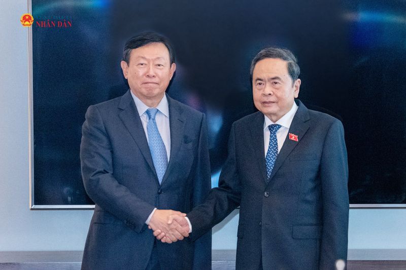 신동빈 롯데그룹 회장(왼쪽)이 8일 서울에서 방한 중인 쩐 타인 먼 베트남 국회의장과 만나 기념사진을 촬영하고 있다. 베트남 언론 년전(인민) 홈페이지 갈무리