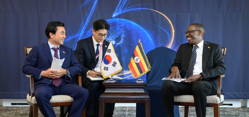 안규백 국방부 장관이 8일 서울 더 그랜드 롯데 서울에서 2026 서울안보대화 계기 키료와 키와누카 우간다 국방보훈부 장관과 회담을 하고 있다. 국방부 제공