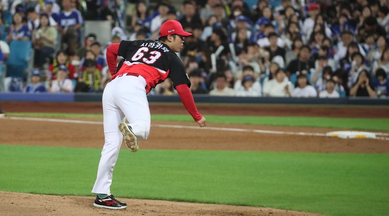 8일 대구 삼성라이온즈파크에서 열린 2026 신한 SOL뱅크 KBO리그 KIA 타이거즈와 삼성 라이온즈 경기. 2회 KIA 선발투수 시라카와가 역투하고 있다. 연합뉴스