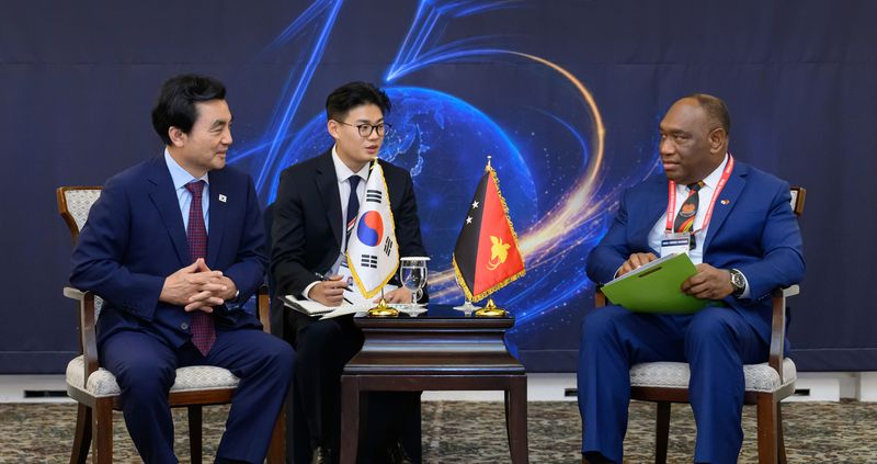 안규백 국방부 장관이 8일 서울 더 그랜드 롯데 서울에서 2026 서울안보대화 계기 엘리아스 카파보레 파푸아뉴기니 국방장관과 회담을 하고 있다. 국방부 제공