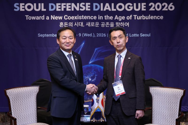 이두희 국방부 차관이 8일 더그랜드롯데 서울에서 열린 2026 서울안보대화 ‘한-일본 국방차관 회담’에서 안도 아쓰시 일본 방위심의관과 악수하고 있다. 국방부 제공