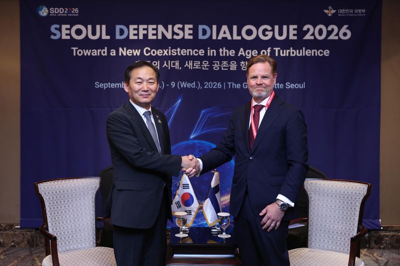 이두희 국방부 차관이 8일 더그랜드롯데 서울에서 열린 2026 서울안보대화 '한-핀란드 국방차관 회담'에서 야네 쿠셀라 핀란드 국방부 사무차관과 악수하고 있다. 국방부 제공