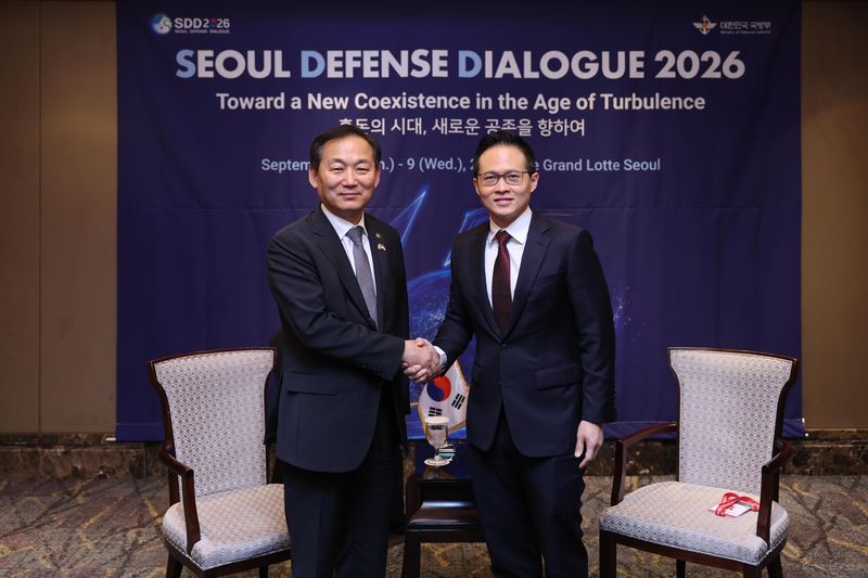 이두희 국방부 차관이 8일 더그랜드롯데 서울에서 열린 2026 서울안보대화 '한-핀란드 국방차관 회담'에서 야네 쿠셀라 핀란드 국방부 사무차관과 악수하고 있다. 국방부 제공