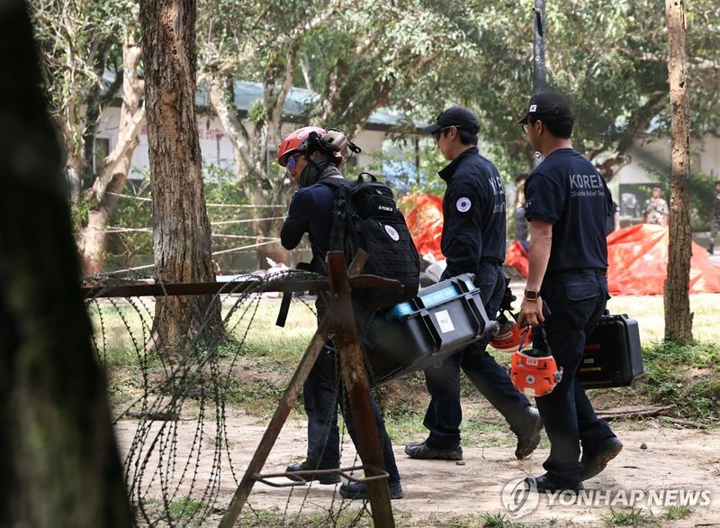 도보 수색 마치고 복귀하는 한국해외긴급구호대 (출처=연합뉴스)