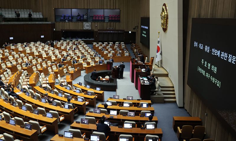 [서울=뉴시스] 김금보 기자 = 정성호 법무부 장관이 3일 오후 서울 여의도 국회 본회의장에서 열린 제434회국회(임시회) 제1차 본회의에서 주호영 국민의힘 의원의 정치·외교·통일·안보에 관한 질문에 답변하고 있다. 2026.04.03. kgb@newsis.com