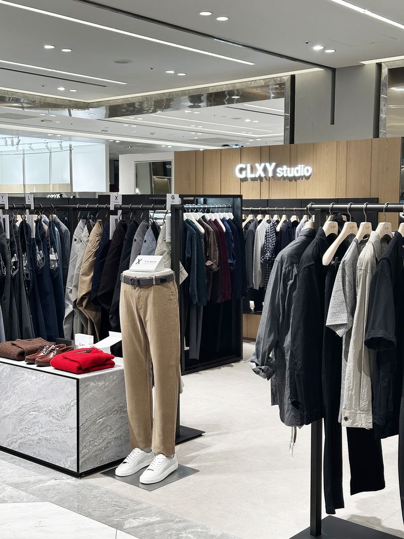 삼성물산 패션부문의 남성 캐주얼 브랜드 GLXY(갤럭시 라이프스타일)가 브랜드 정체성에 감각적인 큐레이션을 결합한 새로운 매장 'GLXY 스튜디오'를 신규 오픈했다고 7일 밝혔다. *재판매 및 DB 금지