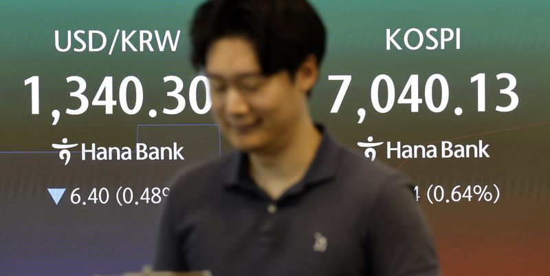 [서울=뉴시스] 김혜진 기자 = 지난 8일 서울 중구 하나은행 딜링룸 전광판에 주요 지수가 표시 되고 있다. 2026.09.08. jini@newsis.com