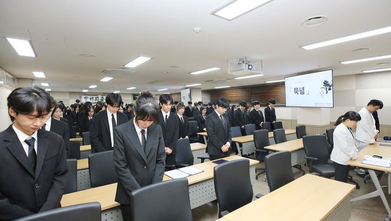 최근 제주대학교 의과대학 연구동 1층 교수회의실에서 열린 ‘2026학년도 시신 기증자 추모식’에서 의예과 학생과 교직원들이 시신 기증자들을 추모하며 묵념하고 있다. 이날 행사는 해부학 실습에 앞서 기증자의 뜻을 기리고 생명 존중과 의료윤리의 의미를 되새기기 위해 마련됐다. 사진=제주대학교 제공