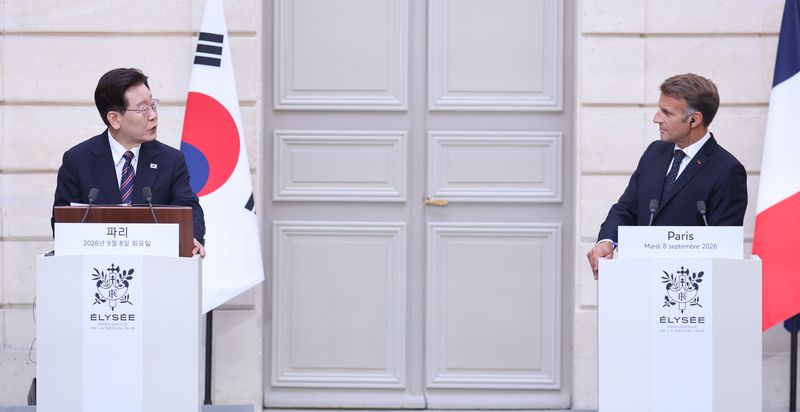이재명 대통령과 에마뉘엘 마크롱 프랑스 대통령이 8일(현지시간) 파리 엘리제궁에서 공동언론발표를 하고 있다. 2026.9.8 ⓒ 뉴스1 이재명 기자