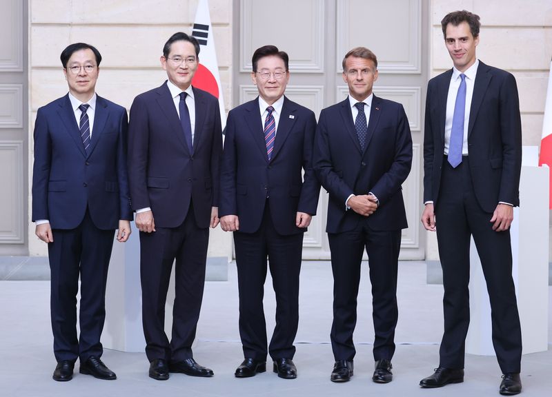 이종명 삼성전자 부사장(왼쪽)과 아르퇴르 망슈 미스트랄AI CEO가 8일(현지시간) 파리 엘리제궁에서 이재명 대통령과 에마뉘엘 마크롱 프랑스 대통령이 참석한 가운데 삼성전자-미스트랄AI 투자협약을 마친 뒤 이재용 삼성전자 회장과 기념촬영을 하고 있다. 왼쪽부터 이종명 삼성전자 부사장, 이재용 삼성전자 회장, 이 대통령, 마크롱 대통령, 아르퇴르 망슈 미스트랄AI CEO. 2026.9.8 ⓒ 뉴스1 이재명 기자