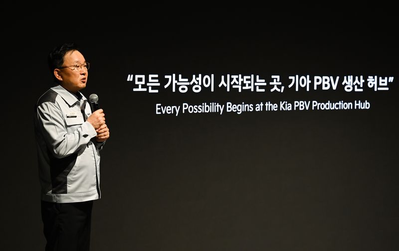 기아 PBV 생산 허브 테크 데이에서 오토랜드 화성 공장장인 소득영 전무가 발표하는 모습. (기아 제공)