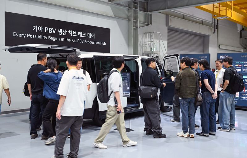 기아 PBV 생산 허브 테크 데이에서 참가자들이 전시차를 관람하는 모습. (기아 제공)