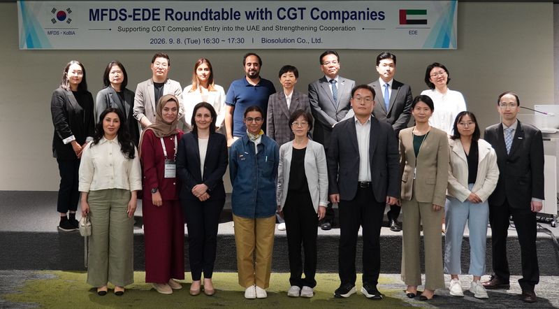 지난 8일 바이오솔루션·헬릭스미스의 서울 마곡 연구개발(R&D) 현장을 방문한 샴사 아티크 알 무헤이리 UAE EDE IMC 의장 자문관(앞줄 왼쪽 세번째부터), 파티마 알 카비 UAE EDE 청장, 안영진 식품의약품안전처 바이오생약국장, 임상우 식품의약품안전처 바이오의약품품질관리과장, 이정선 바이오솔루션 대표 등 관계자들이 기념촬영을 하고 있다. 바이오솔루션 제공