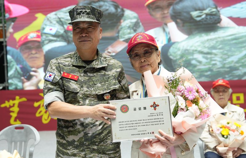 지난 달 30일 제주도 한라체육관에서 열린 제26회 제주 해병대의 날 기념식에서 주일석 해병대사령관이 현애순 참전용사(해병 4기)에게 공로패를 전달하고 있다. 해병대사령부 제공