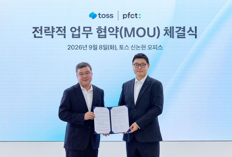 신현호 토스 금융사업부문 부사장(왼쪽)과 이수환 PFCT 대표가 지난 8일 서울 서초구 토스 신논현 오피스에서 열린 업무협약식에서 기념촬영을 하고 있다. 비바리퍼블리카 제공