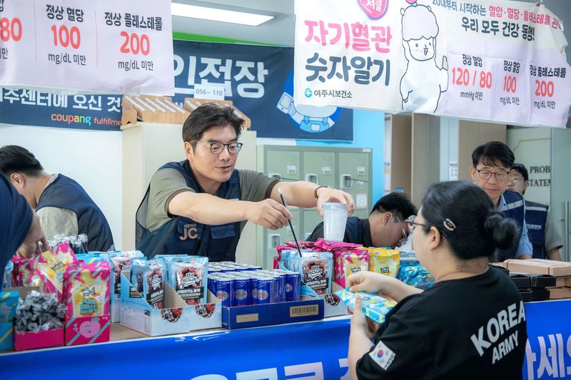 지난 8일 여주1·2센터에서 정종철 쿠팡풀필먼트서비스(CFS) 대표가 직원들에게 얼음 음료와 선물을 나누며 격려하고 있다. CFS 제공