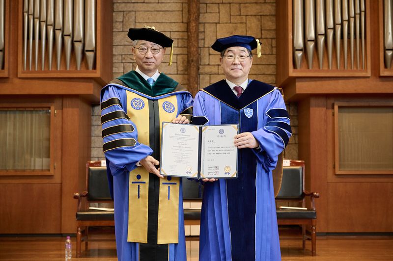 윤동섭 연세대 총장(왼쪽)과 김동원 고려대 총장이 8일 서울 연세대학교 루스채플에서 열린 명예철학박사 학위수여식에서 기념촬영을 하고 있다.