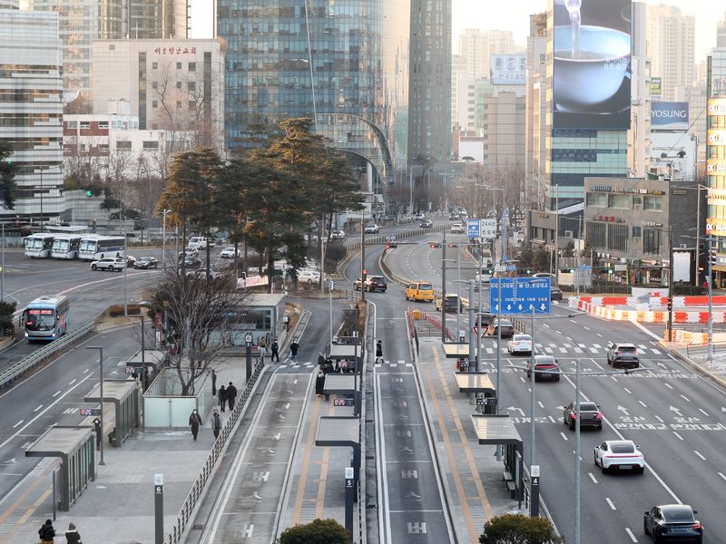 서울 시내버스 총파업 이틀차인 14일 오전 서울역 버스환승센터 중앙버스전용차로가 한산하다. 2026.1.14 ⓒ 뉴스1 황기선 기자