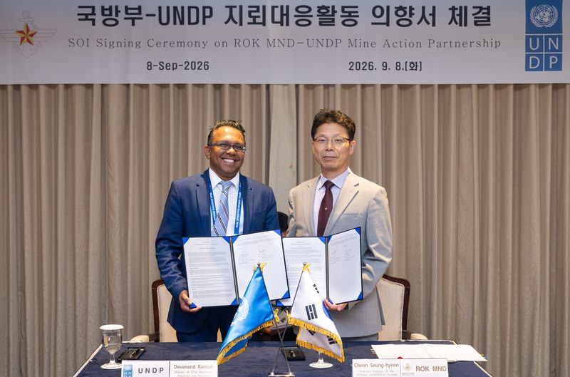 지난 8일 더그랜드롯데 서울에서 천승현 국방부 군사시설국장과 데바난드 라미야 유엔개발계획(UNDP) 위기대비·대응·복구국장이 지뢰대응활동 분야의 상호 협력 의사를 공식화하는 '지뢰대응활동 협력 의향서'를 체결, 기념 촬영하고 있다. 국방부 제공