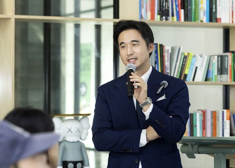 김익환 한세실업 부회장이 홍익대 '넥스트 디자인 스쿨' 특강에서 강연을 진행하고 있다. 한세실업 제공