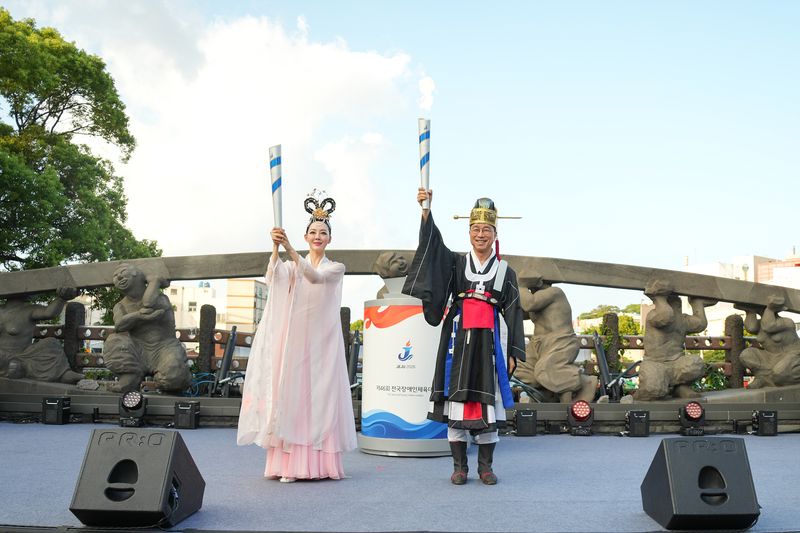 8일 제주시 탐라문화광장에서 열린 제46회 전국장애인체육대회 성화 채화식에서 전통 의상을 입은 위성곤 제주도지사가 채화된 성화를 들어 올리고 있다. 성화는 10~11일 제주 전역 31개 구간을 거쳐 제주월드컵경기장 개회식 성화대에 점화된다. 사진=제주특별자치도 제공