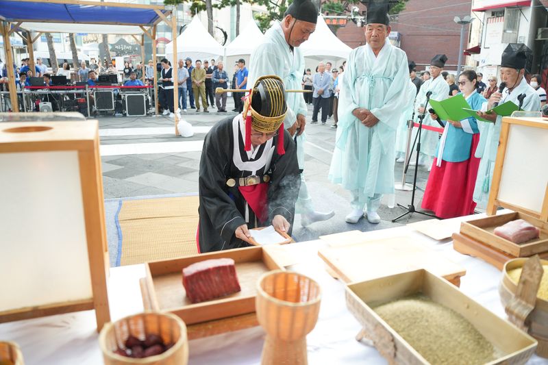 8일 제주시 탐라문화광장에서 열린 제46회 전국장애인체육대회 성화 채화식에서 천제봉행 의식이 진행되고 있다. 제주에서 전국장애인체육대회가 열리는 것은 이번이 처음이다. 사진=제주특별자치도 제공