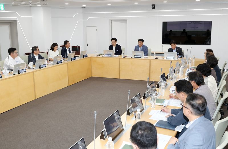 박천수 제주특별자치도 행정부지사가 8일 제주도청에서 ‘공공기관 제주 유치 전담팀(TF) 회의’를 주재하고 있다. 제주도는 한국마사회와 한국공항공사 등 5개 기관을 핵심 유치 대상으로 정하고 중앙부처와 해당 기관을 상대로 유치 활동을 강화하기로 했다. 사진=제주특별자치도 제공