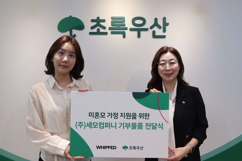 지난 3일 서울 중구 어린이재단빌딩에서 열린 미혼모 가정 지원을 위한 후원물품 전달식에서 최솔 세모컴퍼니 대표(왼쪽)와 신정원 초록우산 사회공헌협력본부장이 기념촬영을 하고 있다. 초록우산 제공