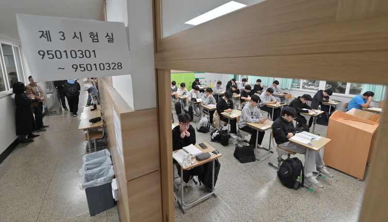 제주지역 대학수학능력시험 시험실에서 수험생들이 시험에 응시하고 있다. 제주도교육청은 오는 11월 19일 실시되는 2027학년도 수능을 앞두고 도내 16개 시험장의 방송·전력시설과 시험실 배치, 안전관리 체계를 오는 30일까지 점검한다. 사진=뉴스1