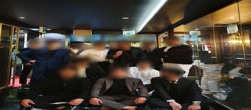 부산 서면에서 유흥 주점을 운영하며 가짜 양주를 제조·판매한 혐의를 받는 조직원들이 촬영한 단체 사진. (사진=부산경찰청 제공) /사진=뉴시스