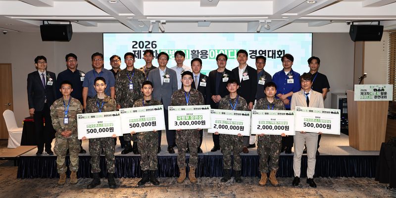 지난 8일 오후 서울 용산구 전쟁기념관 피스앤파크 컨벤션에서 열린 '2026년 제3차 국방AI 활용 아이디어 경연대회'에서 전준범 국방부 국방인공지능기획국장(뒷줄 왼쪽 다섯 번째)을 비롯한 수상 장병들과 군 관계자들이 상장을 든 채 스마트 정예강군 도약을 다짐하며 기념촬영을 하고 있다. 국방부 제공