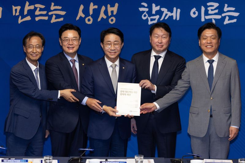 조정식 국회의장 등 참석자들이 9일 서울 여의도 국회 사랑재에서 열린 국회 경제대도약위원회 출범식에서 기념촬영을 하고 있다. 왼쪽부터 유동수 국회 정무위원장, 김성원 국회 산자위원장, 조정식 국회의장, 최태원 대한상의 회장, 조승래 국회 재경위원장. 뉴시스