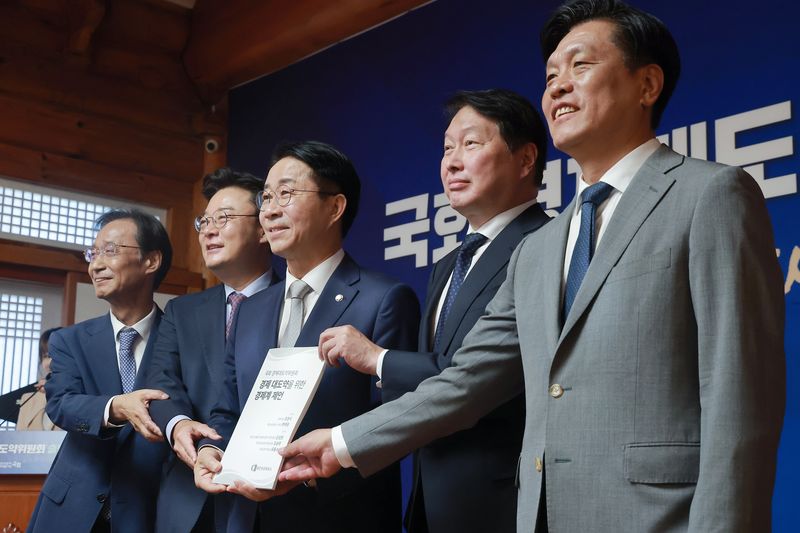 조정식 국회의장 등 참석자들이 9일 서울 여의도 국회 사랑재에서 열린 국회 경제대도약위원회 출범식에서 기념촬영을 하고 있다. 왼쪽부터 유동수 국회 정무위원장, 김성원 국회 산자위원장, 조정식 국회의장, 최태원 대한상의 회장, 조승래 국회 재경위원장. 뉴시스