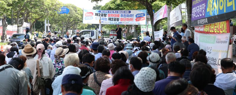 지난 9일 제주도청 앞에서 제주 제2공항 건설 촉구 범도민대회가 열리고 있다. 2분기 제주 건설수주는 지난해 같은 기간보다 464.2% 증가했지만 같은 기간 GRDP 기준 건설업 생산은 3.2% 감소했다. 수주가 실제 공사와 부가가치 생산으로 이어지는 데는 시차가 발생할 수 있다. 사진=연합뉴스