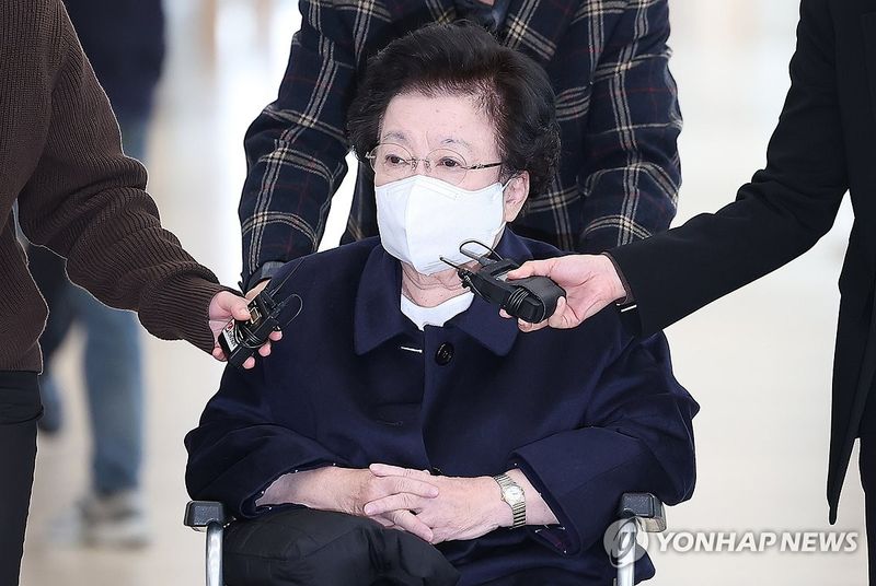 이배용 전 국가교육위원장이 지난해 11월 6일 서울 광화문 KT 빌딩에 마련된 김건희특검(특별검사 민중기) 사무실로 참고인 조사를 받기 위해 출석하고 있다. 연합뉴스