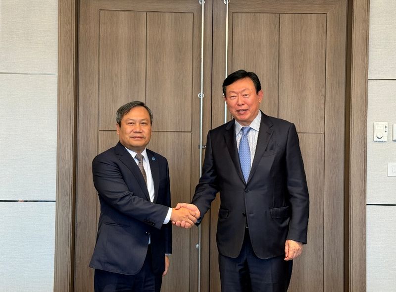신동빈 롯데그룹 회장(오른쪽)이 지난 8일 서울에서 부 다이 탕 하노이 인민위원회 위원장과 악수를 나누고 있다. 하노이시 인민위원회 홈페이지 갈무리