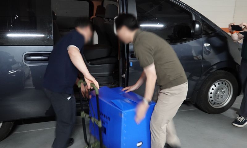 검찰 수사관들이 9일 제주서부경찰서 112상황실에서 실종신고 허위종결 사건 관련 압수수색을 진행하고 있다. 검찰은 전날에 이어 제주경찰청과 제주서부경찰서에서 실종사건 처리·보고 관련 자료를 추가로 확보했다. 사진=뉴시스