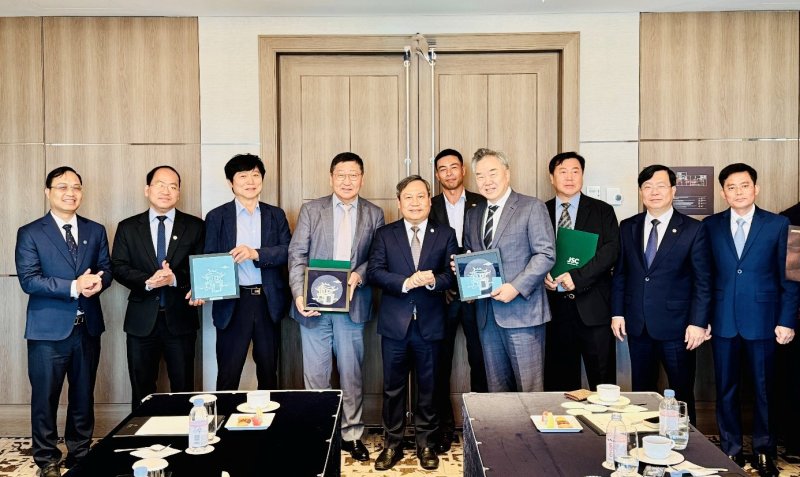 제주반도체·APACT·FPT 코리아 컨소시엄 관계자들이 지난 8일 서울에서 부 다이 탕 하노이시 인민위원장(왼쪽 다섯 번째)과 만나 면담하고 기념사진을 촬영하고 있다. 하노이시 인민위원회 홈페이지 갈무리